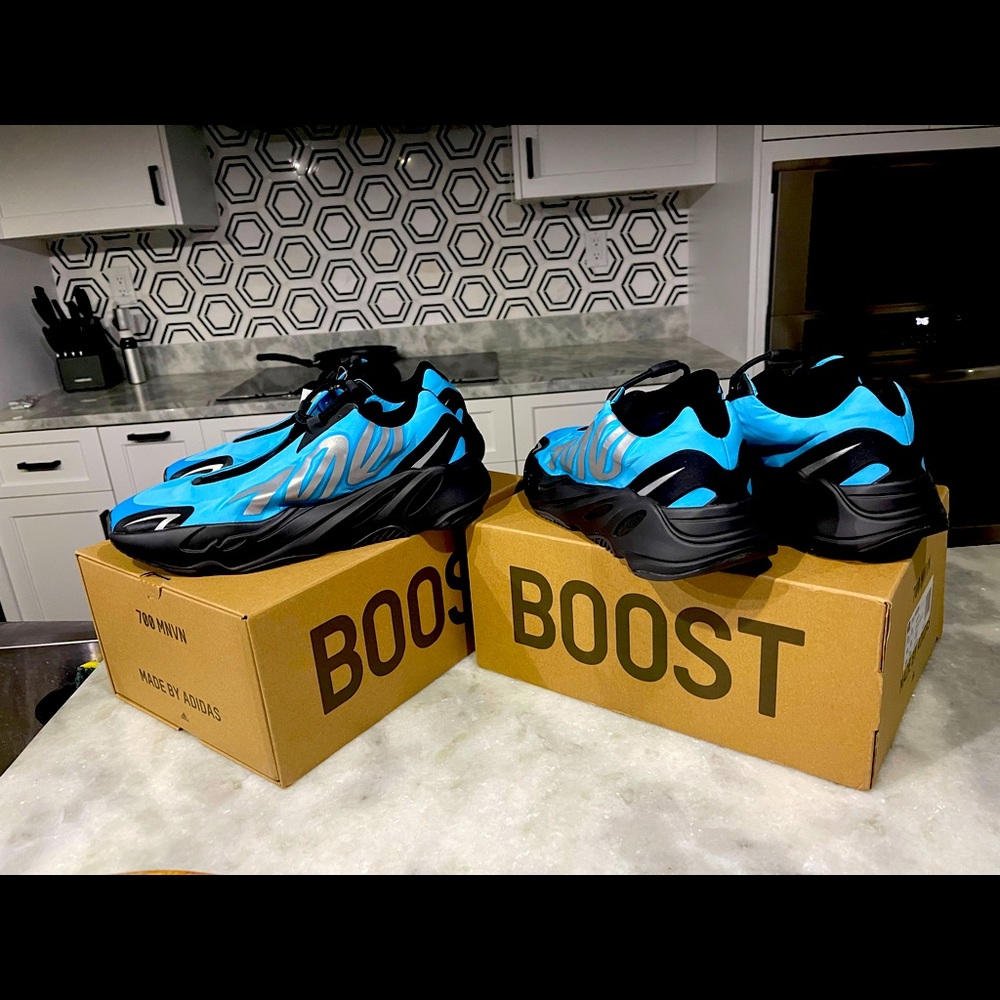 Brand new yeezy 700 cyan size 11 US